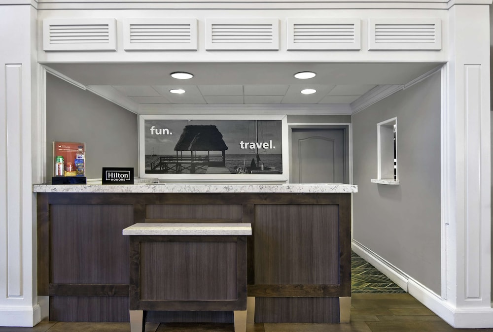 Hampton Inn Ft. Lauderdale Airport North Cruise Port — Hotel building in Fort Lauderdale, Florida