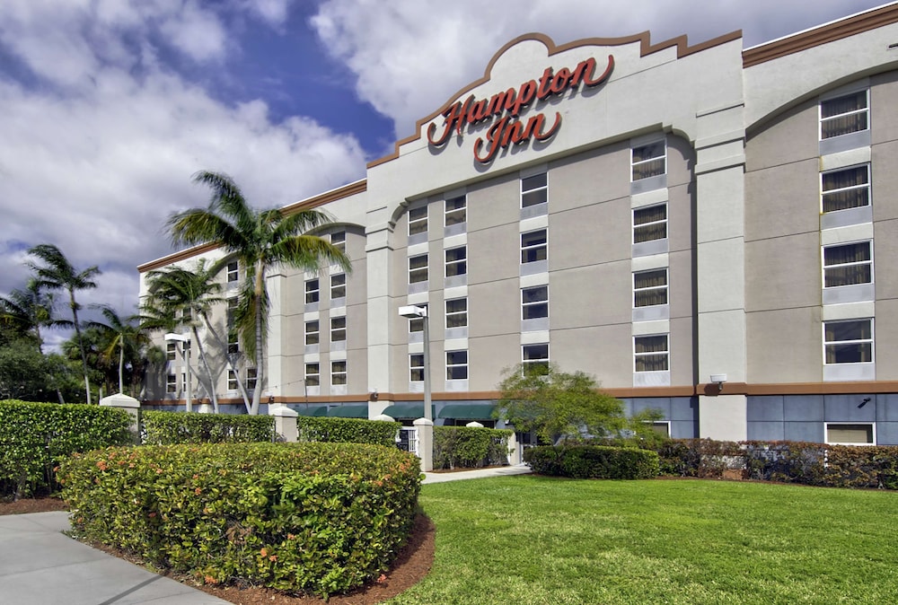 Hampton Inn Ft. Lauderdale Airport North Cruise Port — Hotel building in Fort Lauderdale, Florida