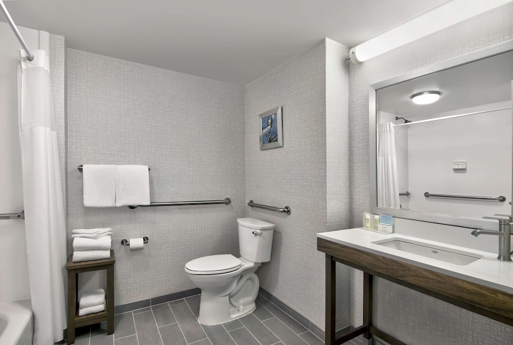 Hampton Inn Ft. Lauderdale Airport North Cruise Port — Hotel rooms in Fort Lauderdale, Florida
