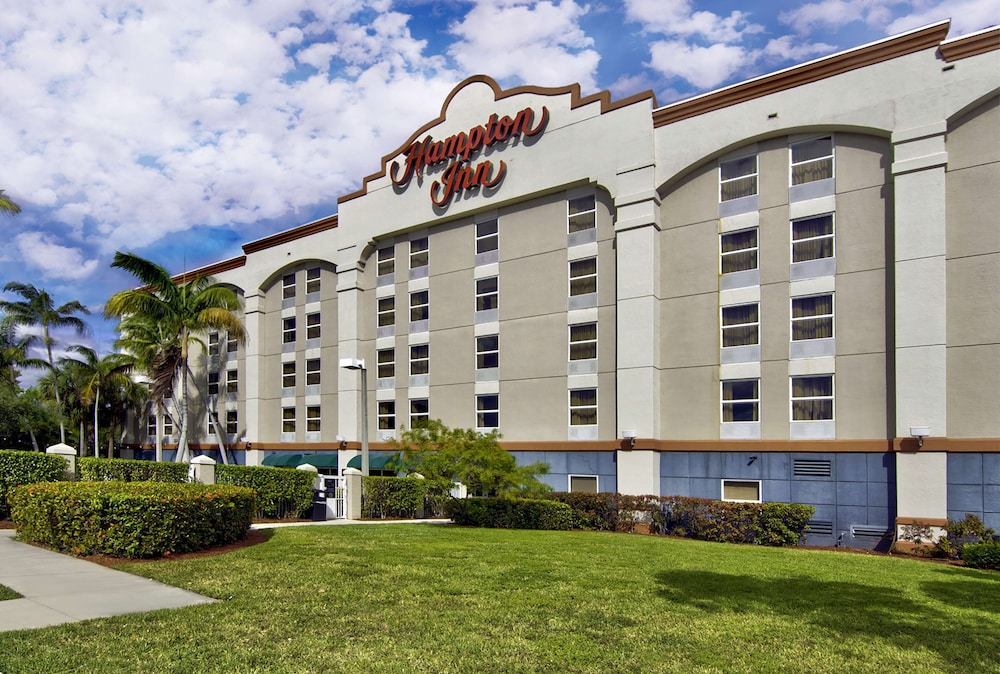 Hampton Inn Ft. Lauderdale Airport North Cruise Port — Hotel building in Fort Lauderdale, Florida