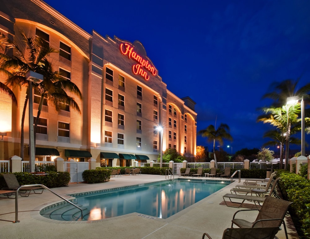 Hampton Inn Ft. Lauderdale Airport North Cruise Port — Hotel building in Fort Lauderdale, Florida
