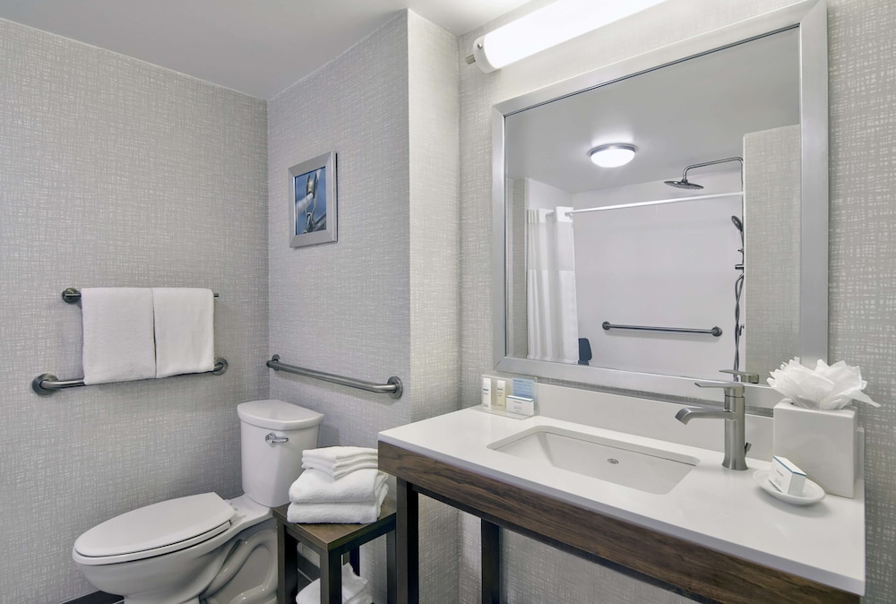 Hampton Inn Ft. Lauderdale Airport North Cruise Port — Hotel rooms in Fort Lauderdale, Florida