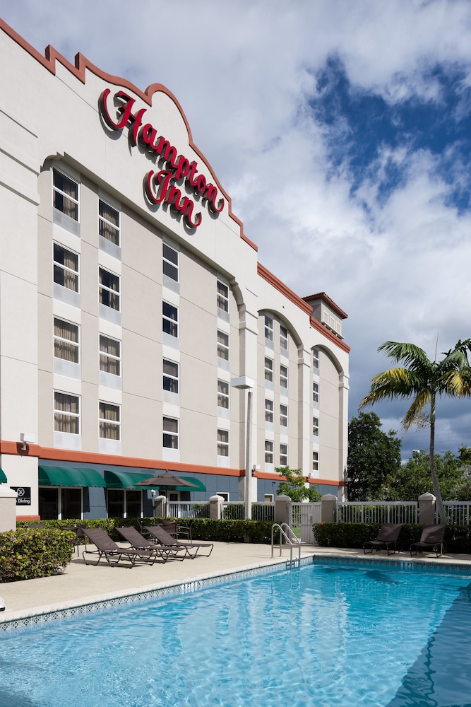 Hampton Inn Ft. Lauderdale Airport North Cruise Port — Hotel building in Fort Lauderdale, Florida