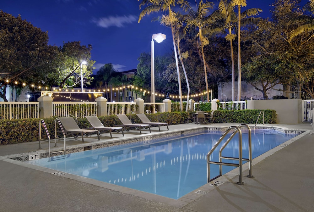 Hampton Inn Ft. Lauderdale Airport North Cruise Port — Swimming pool in Fort Lauderdale, Florida
