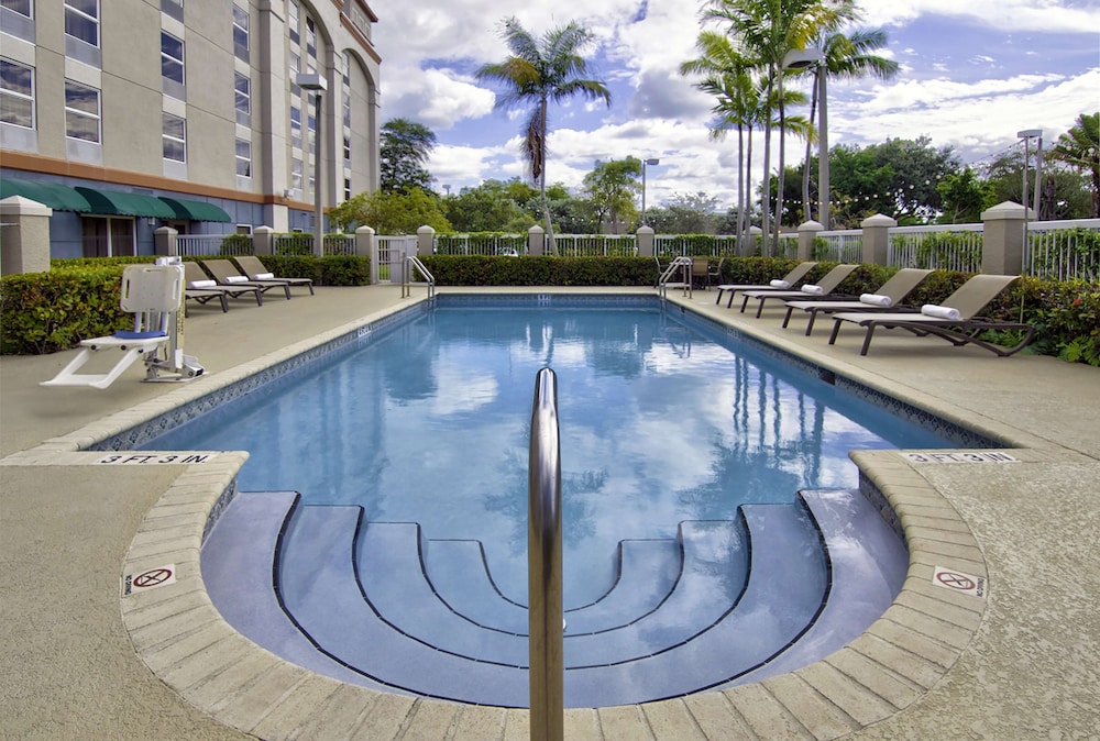 Hampton Inn Ft. Lauderdale Airport North Cruise Port — Swimming pool in Fort Lauderdale, Florida