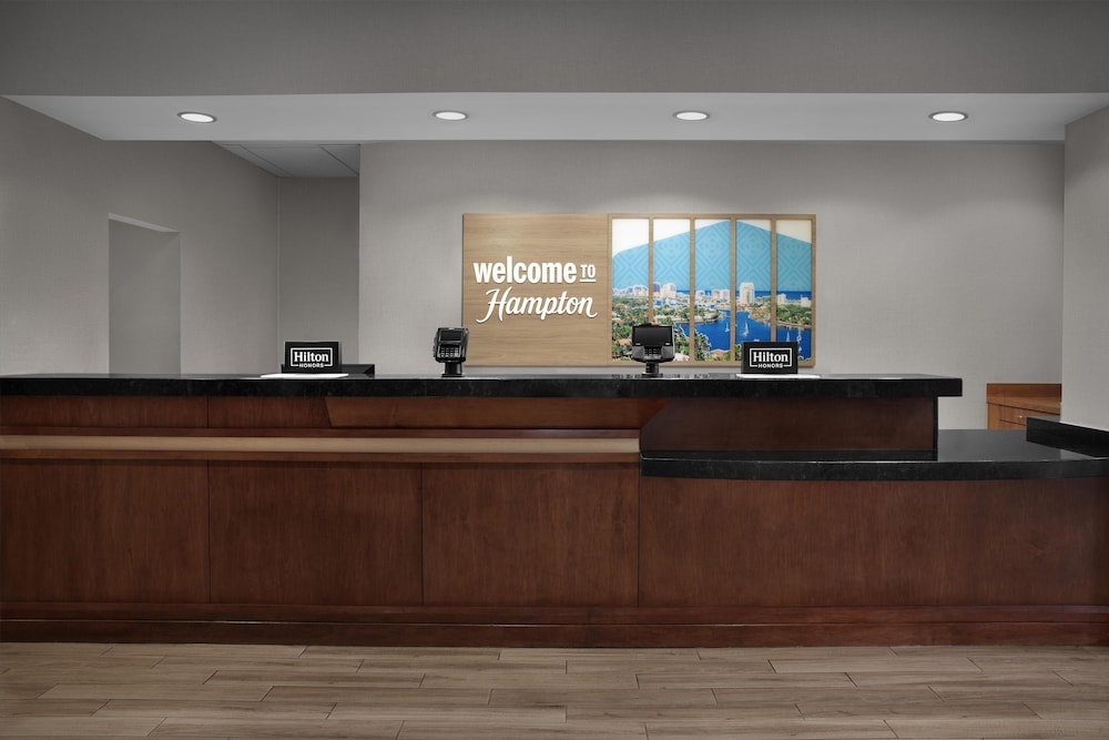 Hampton Inn Ft. Lauderdale/Downtown Las Olas Area — Hotel building in Fort Lauderdale, Florida