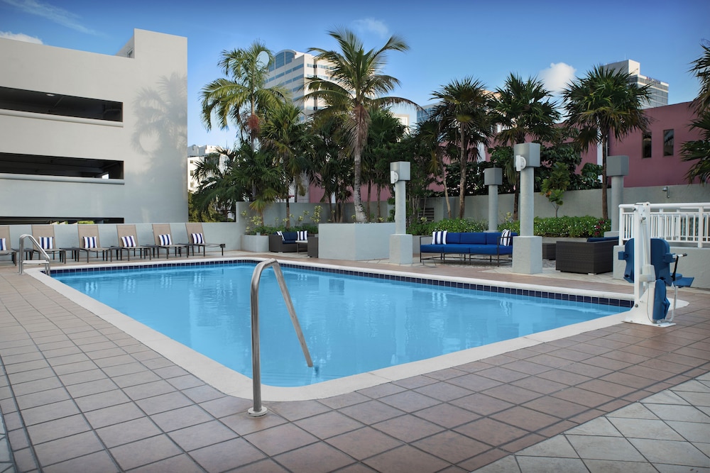 Hampton Inn Ft. Lauderdale/Downtown Las Olas Area — Swimming pool in Fort Lauderdale, Florida