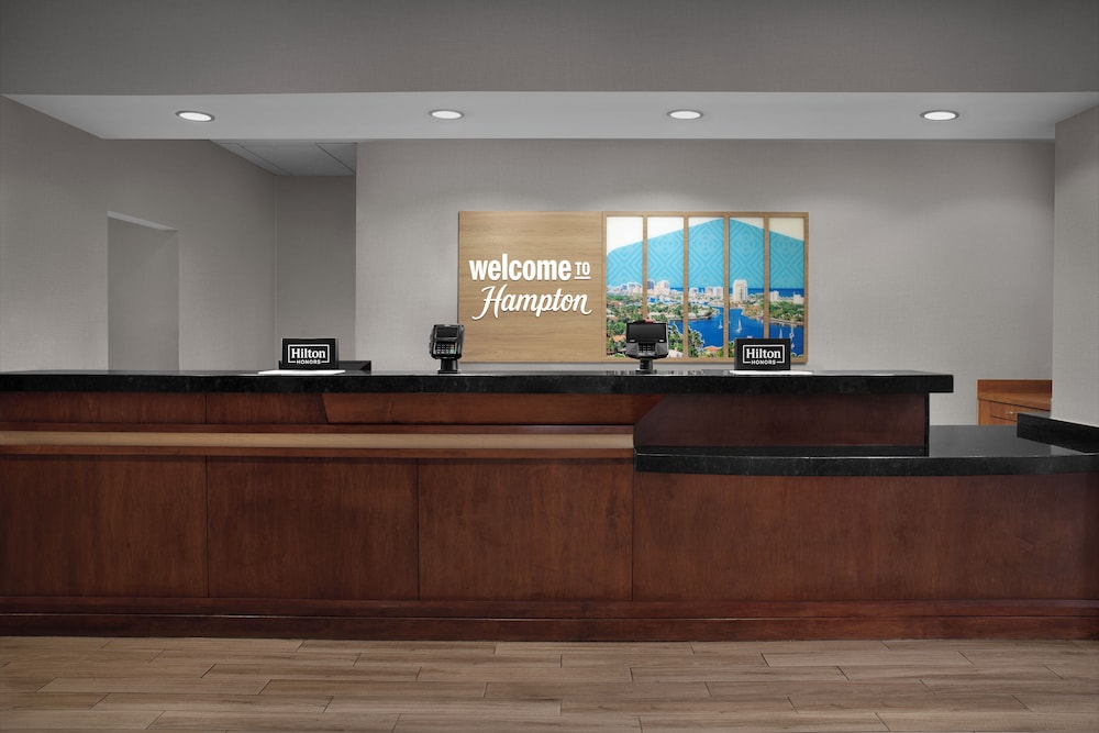 Hampton Inn Ft. Lauderdale/Downtown Las Olas Area — Hotel building in Fort Lauderdale, Florida