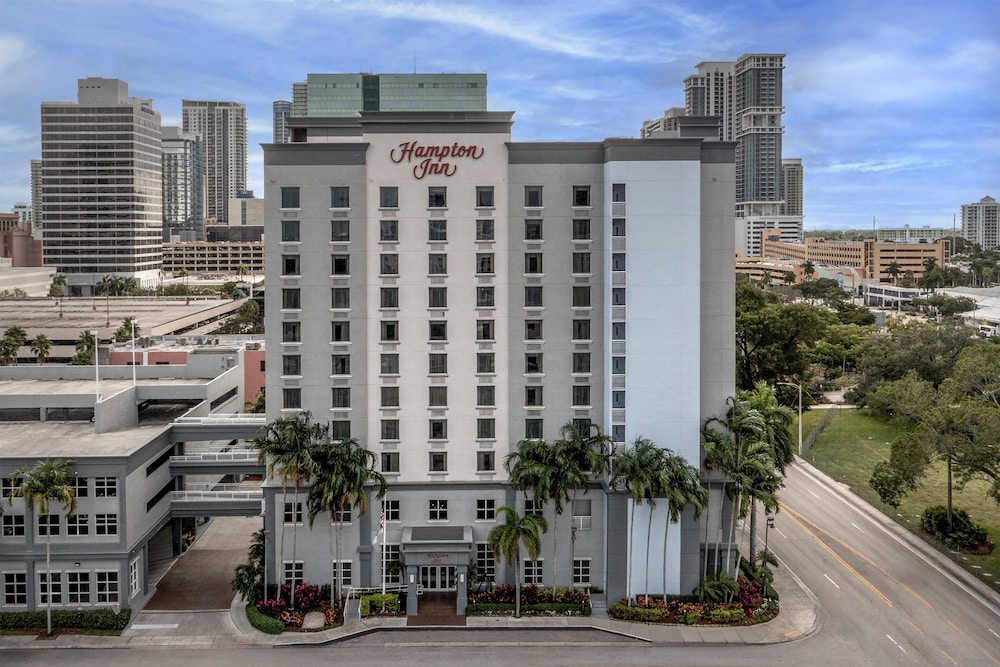 Hampton Inn Ft. Lauderdale/Downtown Las Olas Area — Hotel building in Fort Lauderdale, Florida