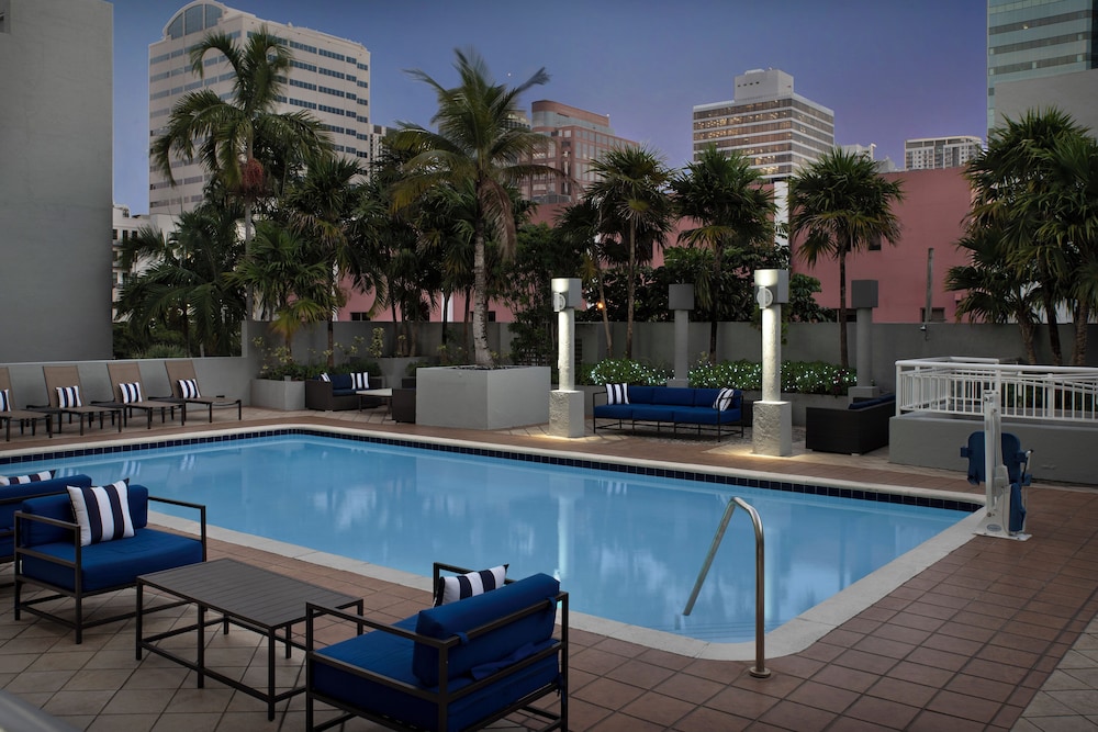 Hampton Inn Ft. Lauderdale/Downtown Las Olas Area — Swimming pool in Fort Lauderdale, Florida