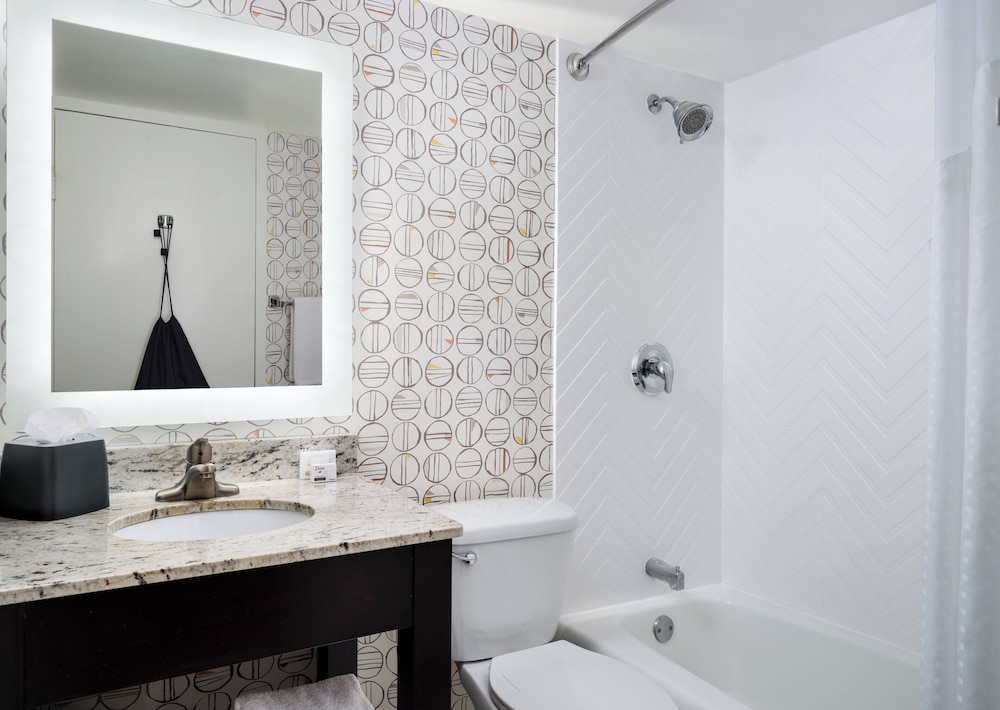 Holiday Inn Hotel & Suites Boston - Peabody by IHG — Hotel rooms in Lynnfield, Massachusetts