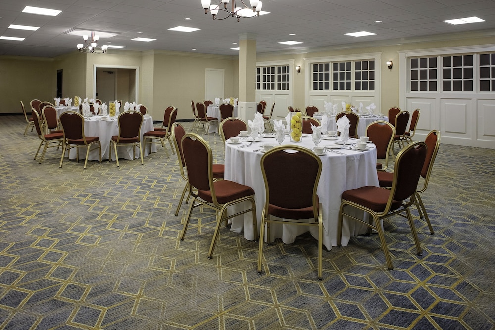 Holiday Inn Hotel & Suites Boston - Peabody by IHG — Restaurant & bars in Lynnfield, Massachusetts