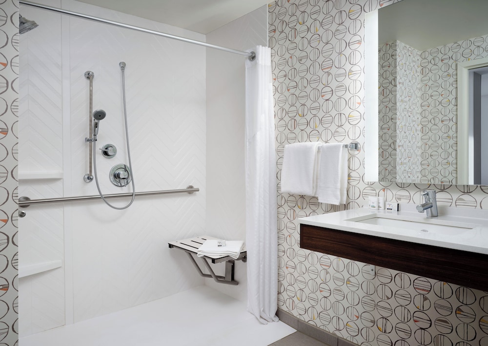 Holiday Inn Hotel & Suites Boston - Peabody by IHG — Hotel rooms in Lynnfield, Massachusetts