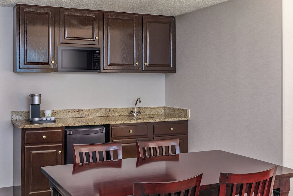 Holiday Inn Hotel & Suites Boston - Peabody by IHG — Hotel rooms in Lynnfield, Massachusetts