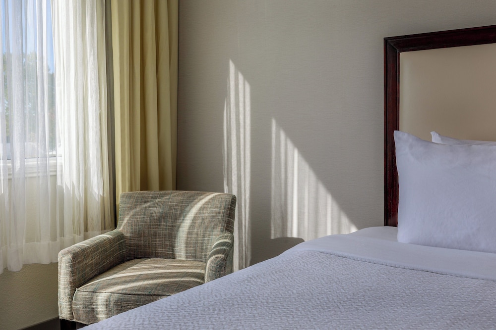 Holiday Inn Hotel & Suites Boston - Peabody by IHG — Hotel rooms in Lynnfield, Massachusetts