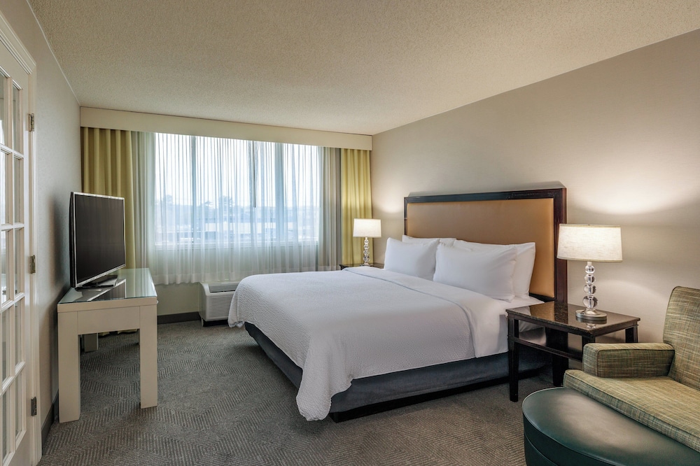 Holiday Inn Hotel & Suites Boston - Peabody by IHG — Hotel rooms in Lynnfield, Massachusetts