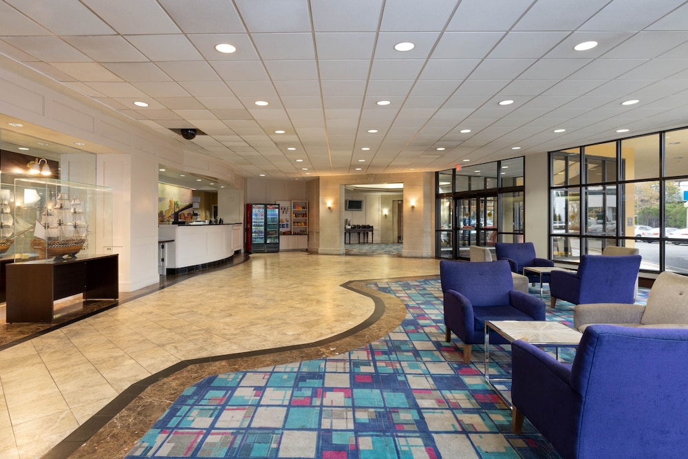 La Quinta Inn & Suites by Wyndham Secaucus Meadowlands — Hotel building in Secaucus, New York State