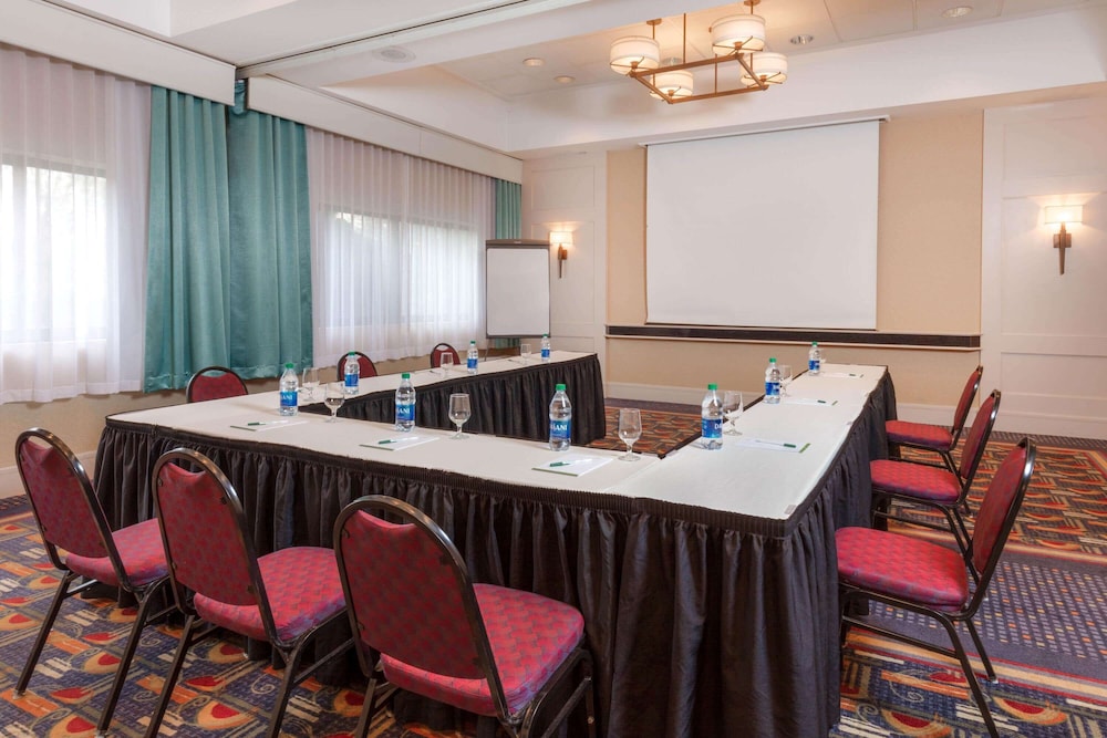 La Quinta Inn & Suites by Wyndham Secaucus Meadowlands — Hotel building in Secaucus, New York State