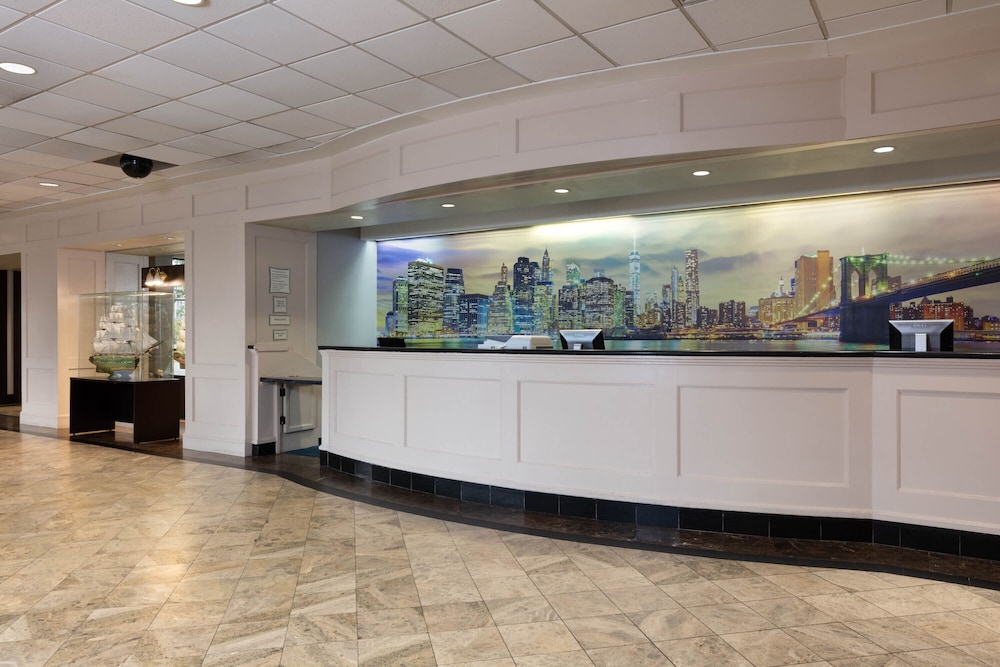 La Quinta Inn & Suites by Wyndham Secaucus Meadowlands — Hotel building in Secaucus, New York State