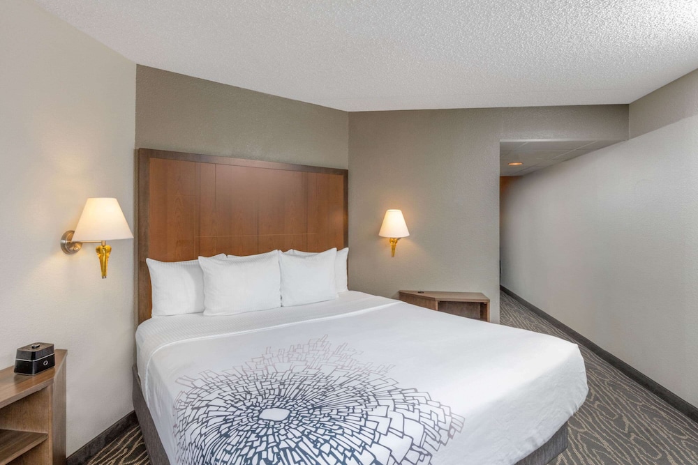 La Quinta Inn & Suites by Wyndham Secaucus Meadowlands — Hotel rooms in Secaucus, New York State