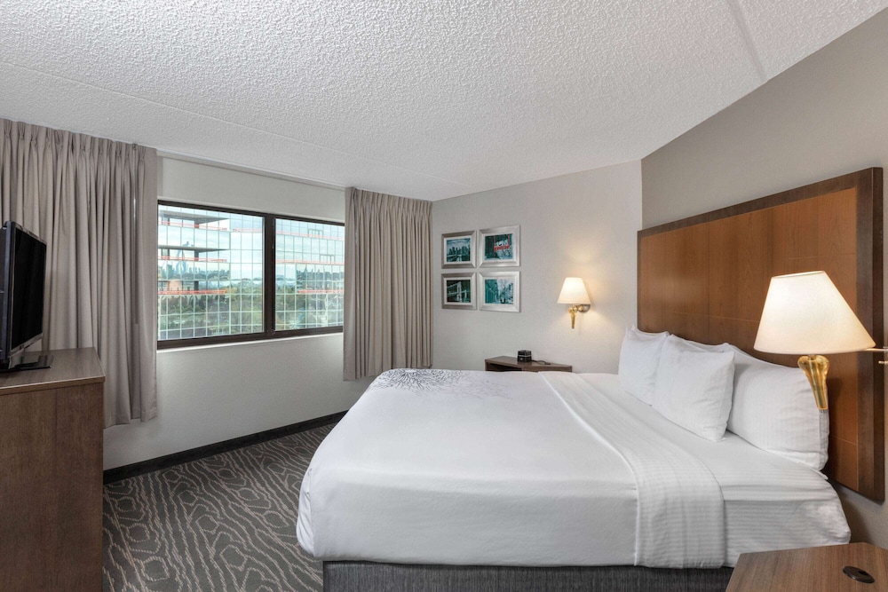 La Quinta Inn & Suites by Wyndham Secaucus Meadowlands — Hotel rooms in Secaucus, New York State