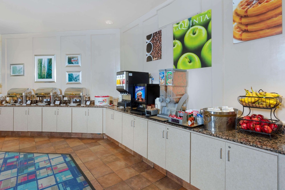 La Quinta Inn & Suites by Wyndham Secaucus Meadowlands — Restaurant & bars in Secaucus, New York State