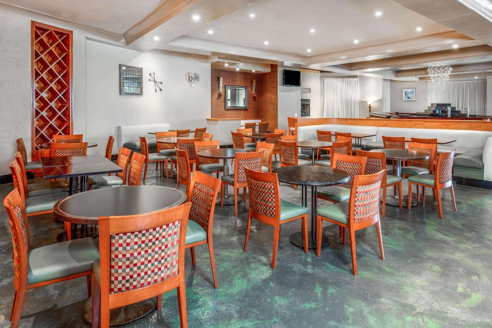 La Quinta Inn & Suites by Wyndham Secaucus Meadowlands — Restaurant & bars in Secaucus, New York State
