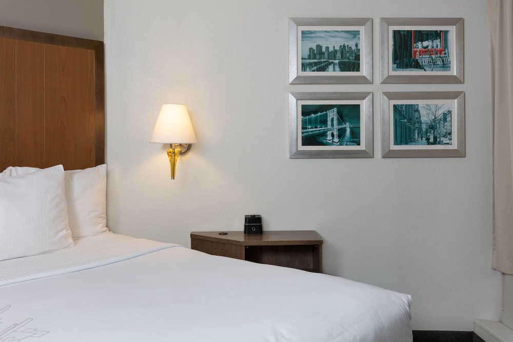 La Quinta Inn & Suites by Wyndham Secaucus Meadowlands — Hotel rooms in Secaucus, New York State