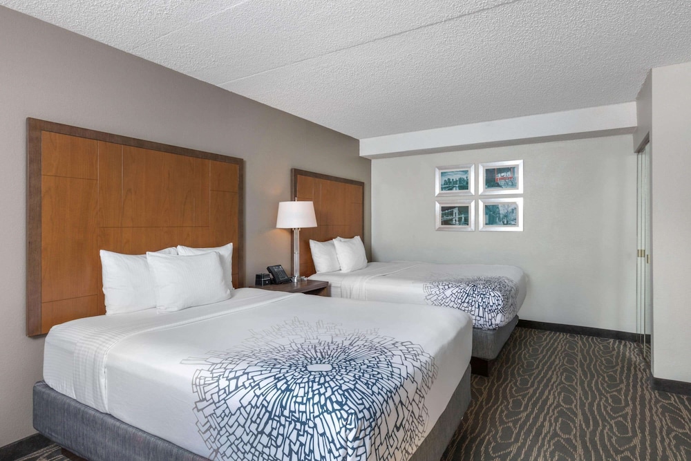La Quinta Inn & Suites by Wyndham Secaucus Meadowlands — Hotel rooms in Secaucus, New York State