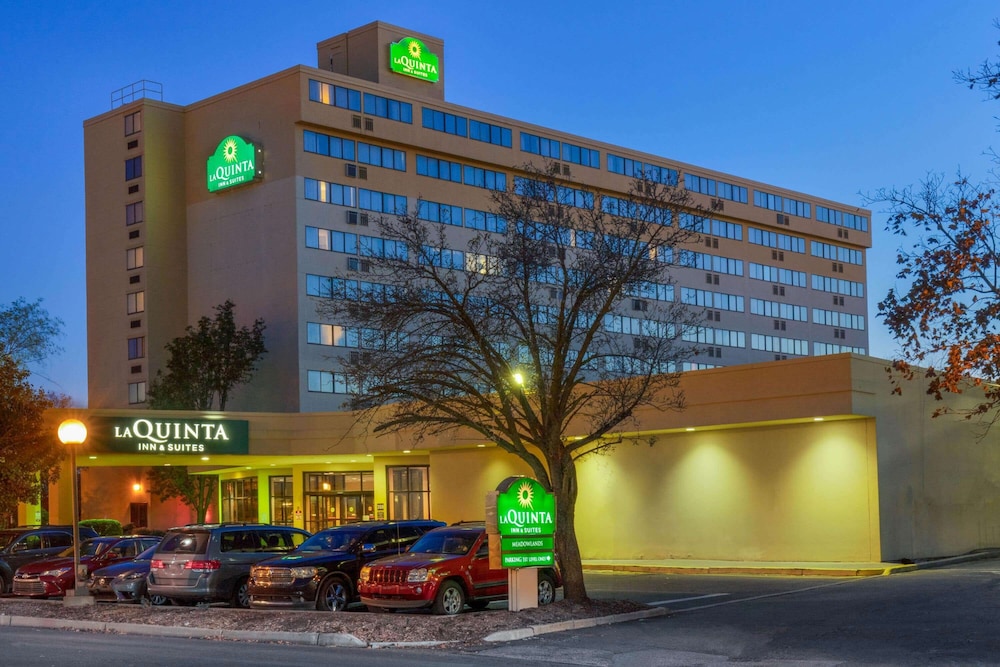 La Quinta Inn & Suites by Wyndham Secaucus Meadowlands — Hotel building in Secaucus, New York State