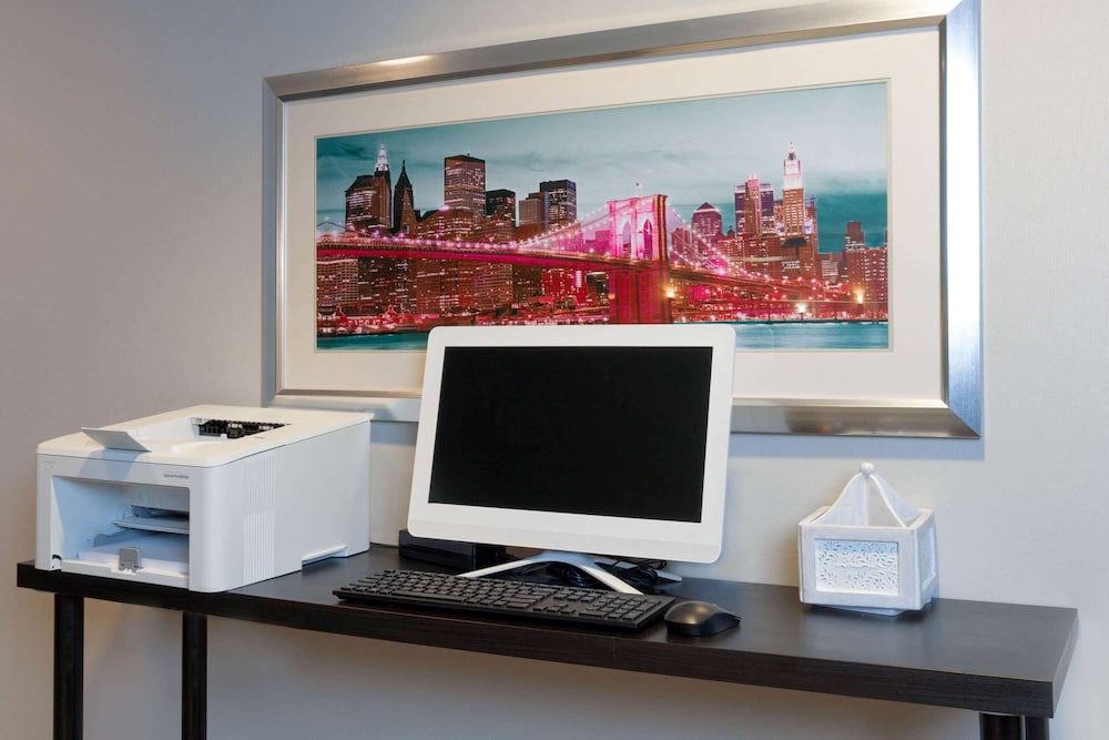 La Quinta Inn & Suites by Wyndham Secaucus Meadowlands — Hotel rooms in Secaucus, New York State