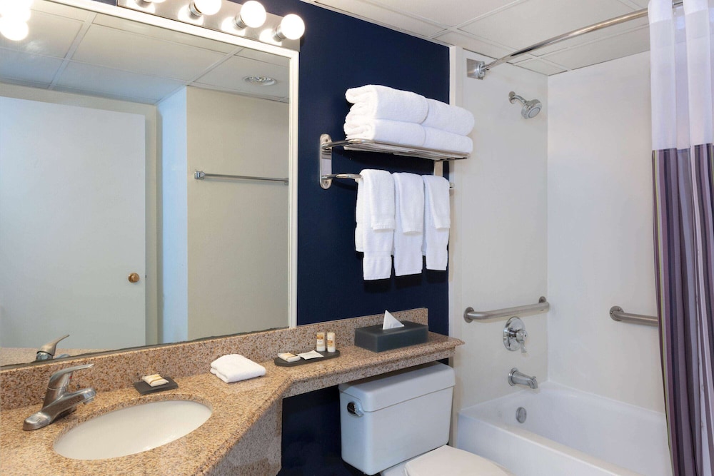La Quinta Inn & Suites by Wyndham Secaucus Meadowlands — Hotel rooms in Secaucus, New York State