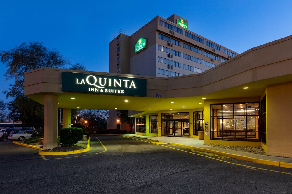 La Quinta Inn & Suites by Wyndham Secaucus Meadowlands — Hotel building in Secaucus, New York State
