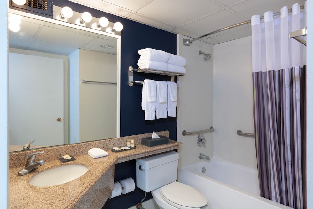 La Quinta Inn & Suites by Wyndham Secaucus Meadowlands — Hotel rooms in Secaucus, New York State