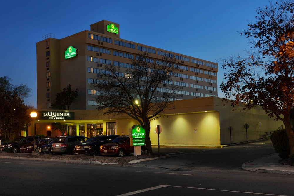 La Quinta Inn & Suites by Wyndham Secaucus Meadowlands — Hotel building in Secaucus, New York State