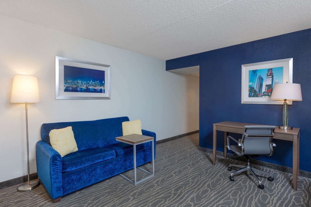 La Quinta Inn & Suites by Wyndham Secaucus Meadowlands — Hotel rooms in Secaucus, New York State