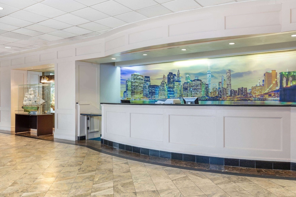 La Quinta Inn & Suites by Wyndham Secaucus Meadowlands — Hotel building in Secaucus, New York State