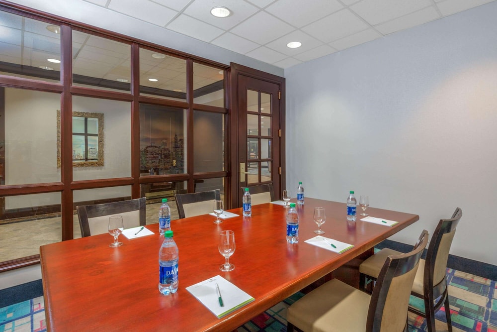 La Quinta Inn & Suites by Wyndham Secaucus Meadowlands — Hotel building in Secaucus, New York State