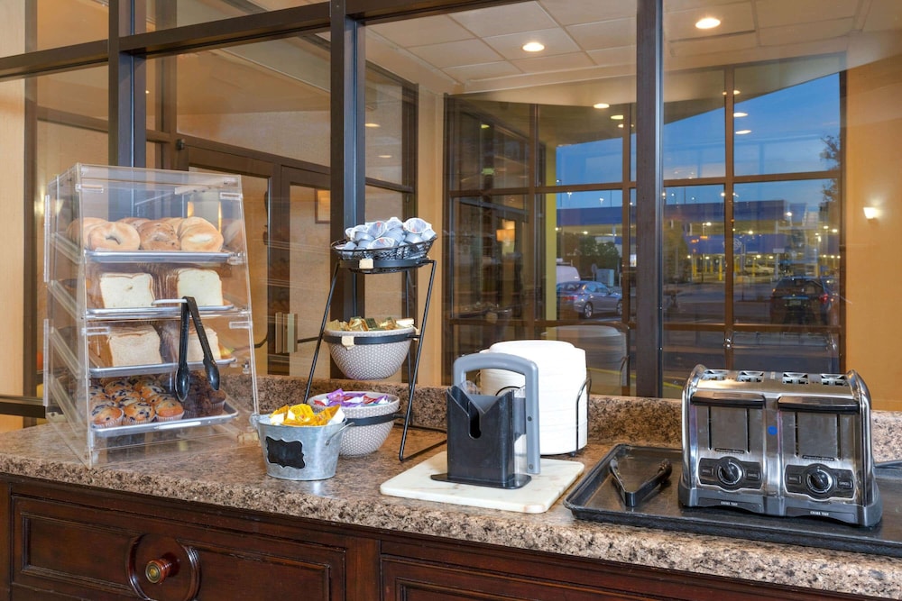 La Quinta Inn & Suites by Wyndham Secaucus Meadowlands — Restaurant & bars in Secaucus, New York State