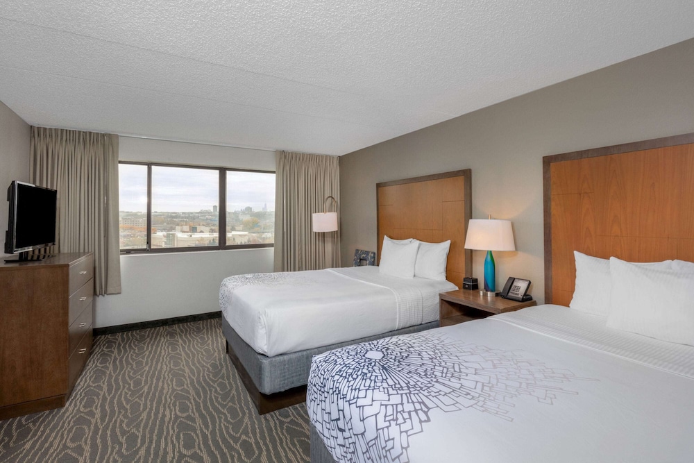 La Quinta Inn & Suites by Wyndham Secaucus Meadowlands — Hotel rooms in Secaucus, New York State