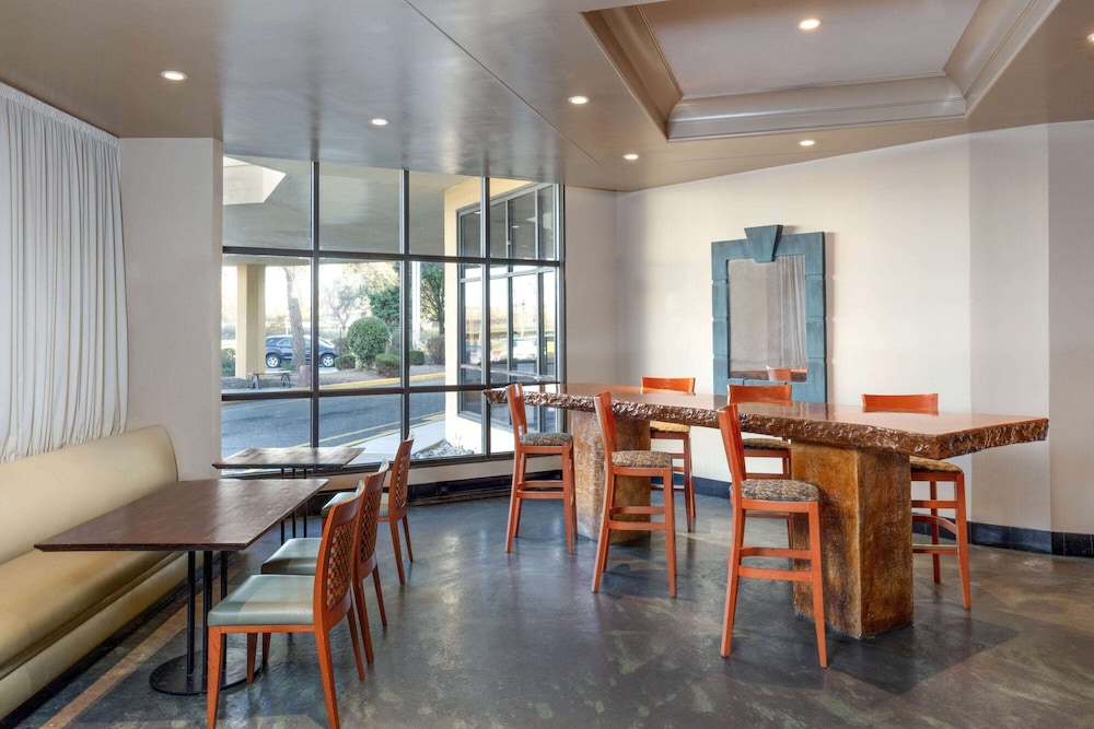 La Quinta Inn & Suites by Wyndham Secaucus Meadowlands — Restaurant & bars in Secaucus, New York State