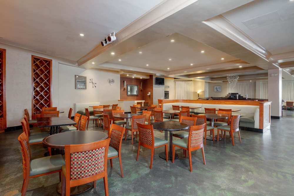 La Quinta Inn & Suites by Wyndham Secaucus Meadowlands — Restaurant & bars in Secaucus, New York State