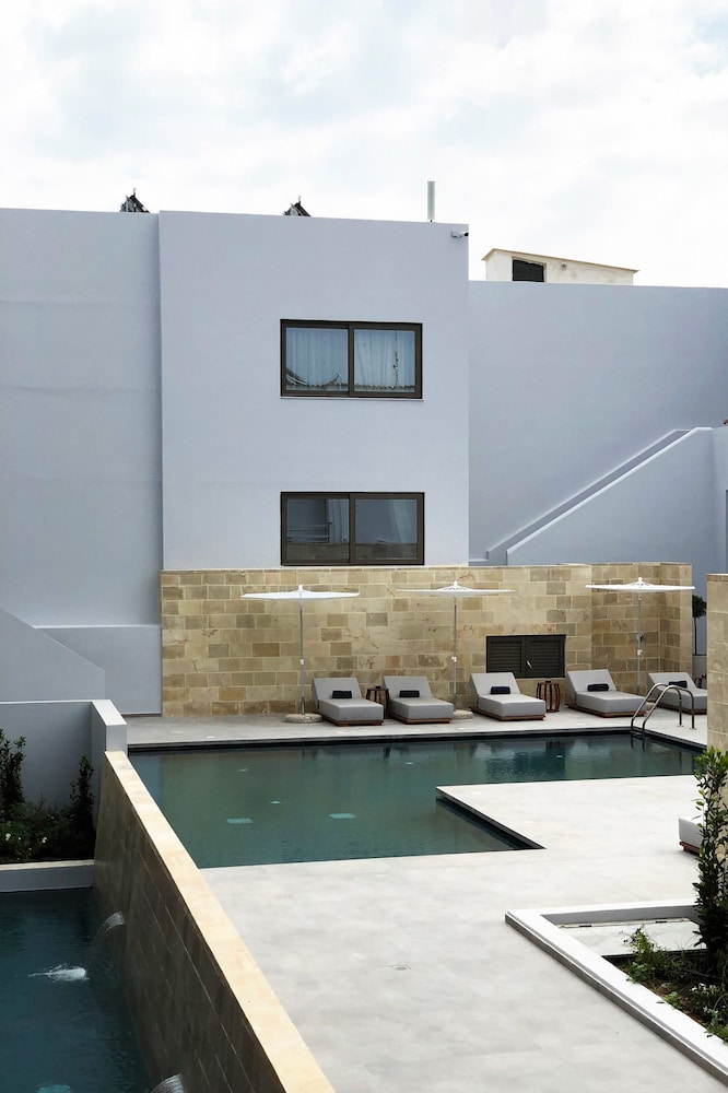 Ikones Seafront Luxury Suites — Swimming pool in Rethymnon