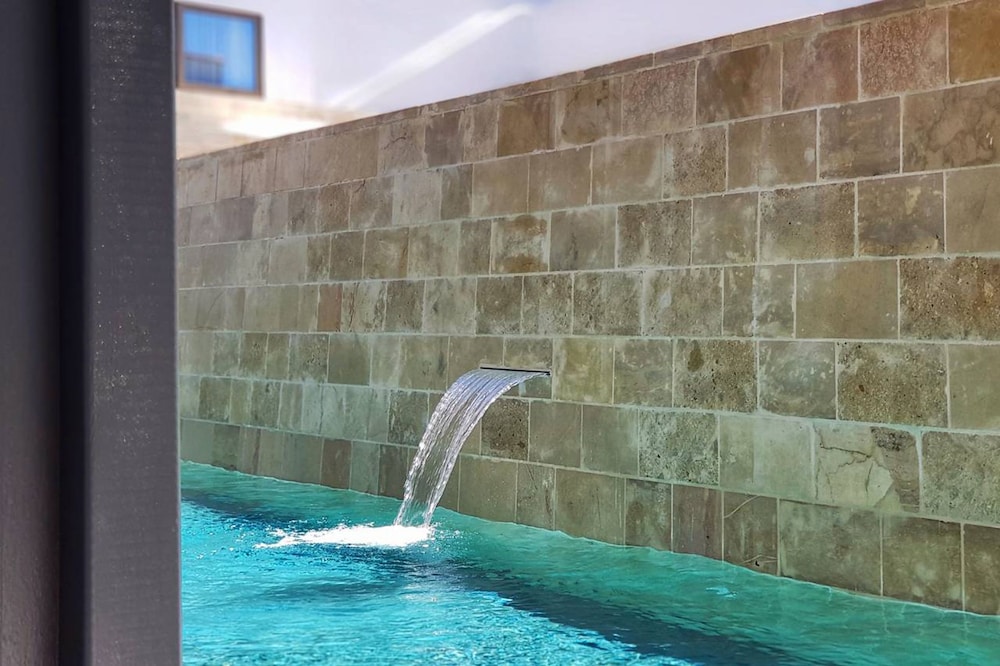 Ikones Seafront Luxury Suites — Swimming pool in Rethymnon