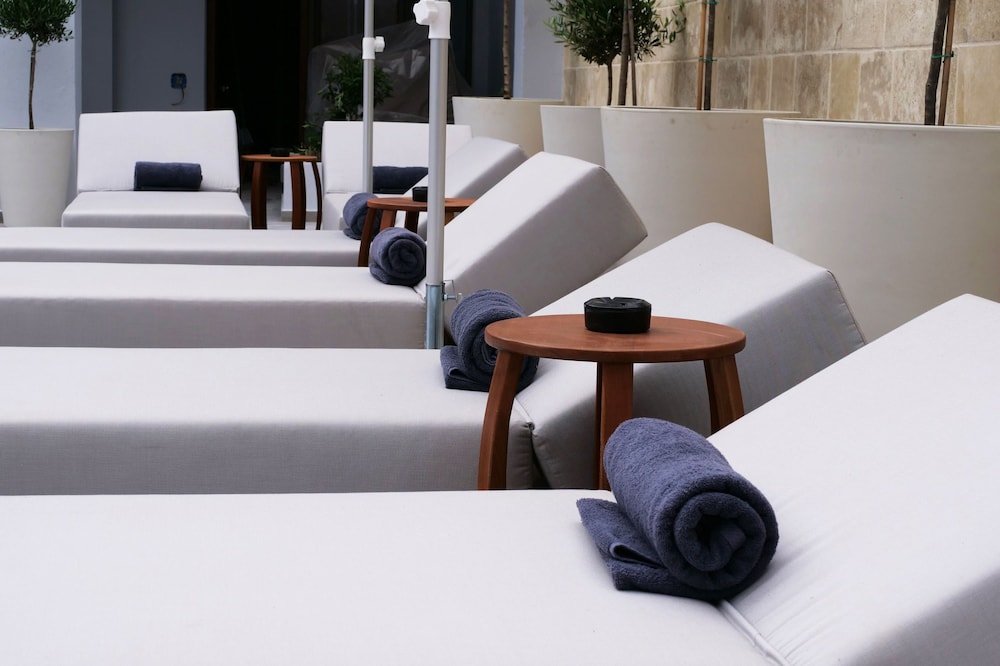 Ikones Seafront Luxury Suites — Swimming pool in Rethymnon