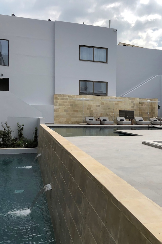 Ikones Seafront Luxury Suites — Swimming pool in Rethymnon