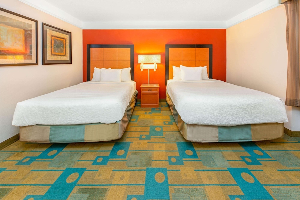 La Quinta Inn & Suites by Wyndham USF (Near Busch Gardens) — Hotel rooms in Tampa, Florida