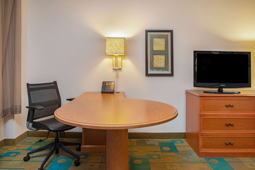 La Quinta Inn & Suites by Wyndham USF (Near Busch Gardens) — Hotel rooms in Tampa, Florida