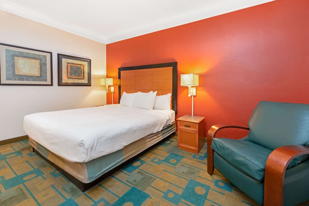 La Quinta Inn & Suites by Wyndham USF (Near Busch Gardens) — Hotel rooms in Tampa, Florida