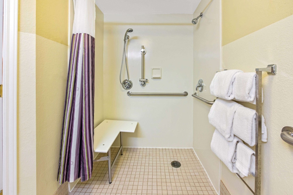 La Quinta Inn & Suites by Wyndham USF (Near Busch Gardens) — Hotel rooms in Tampa, Florida